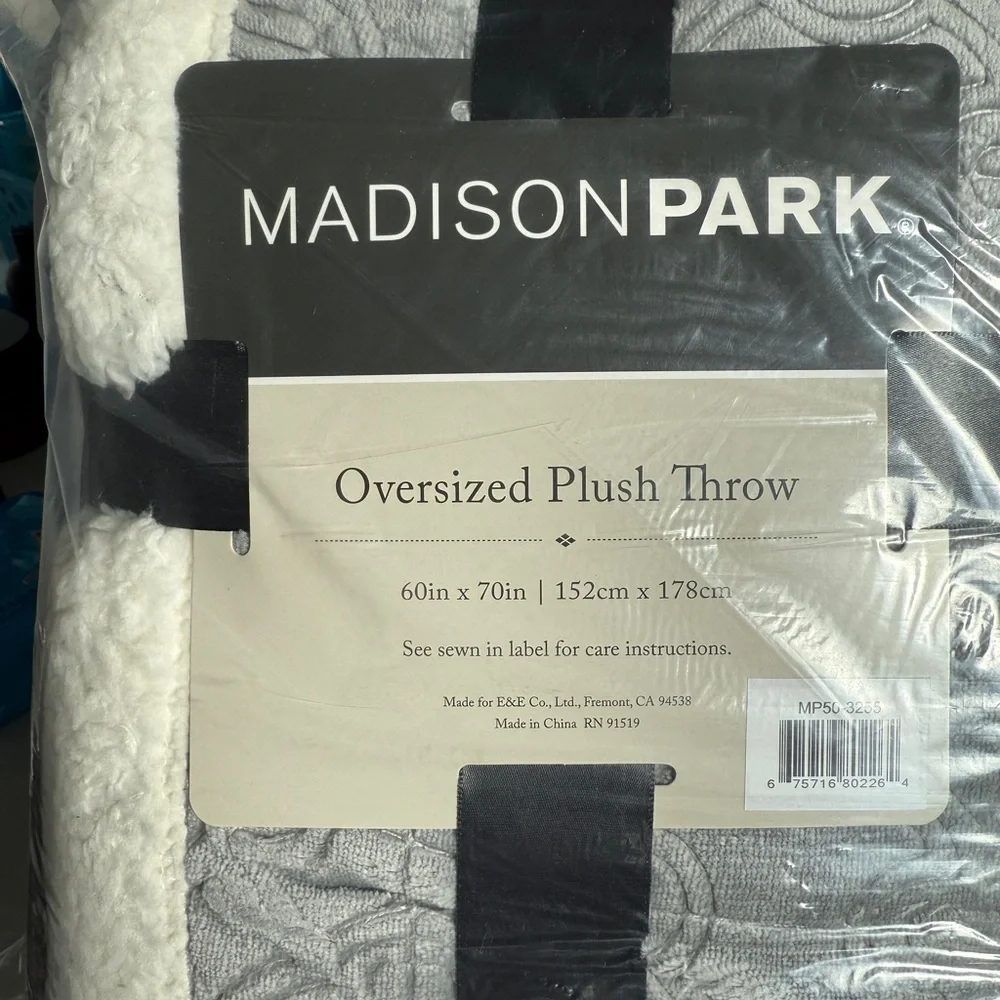 🆕 ✨ Madison Park Oversized Plush Throw Blanket – Grey 60” X 70” 🩶🤍🩶 NWT - Picture 12 of 16